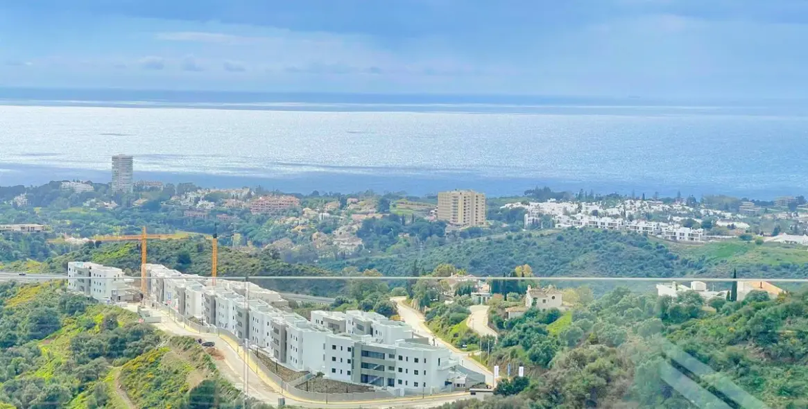 Alquiler a largo plazo de apartamento en planta media en Altos de los Monteros 27