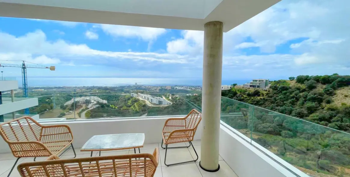 Alquiler a largo plazo de apartamento en planta media en Altos de los Monteros 28