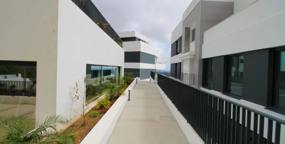 Alquiler a largo plazo de apartamento en planta media en Altos de los Monteros 31