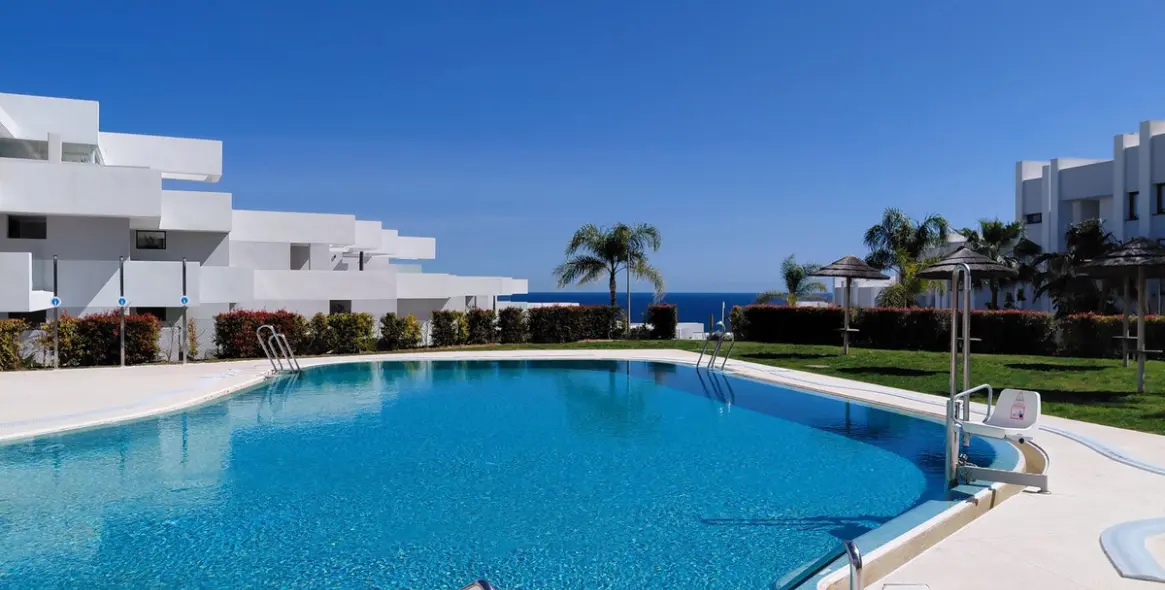 Sale of ground floor apartment in La Duquesa 4