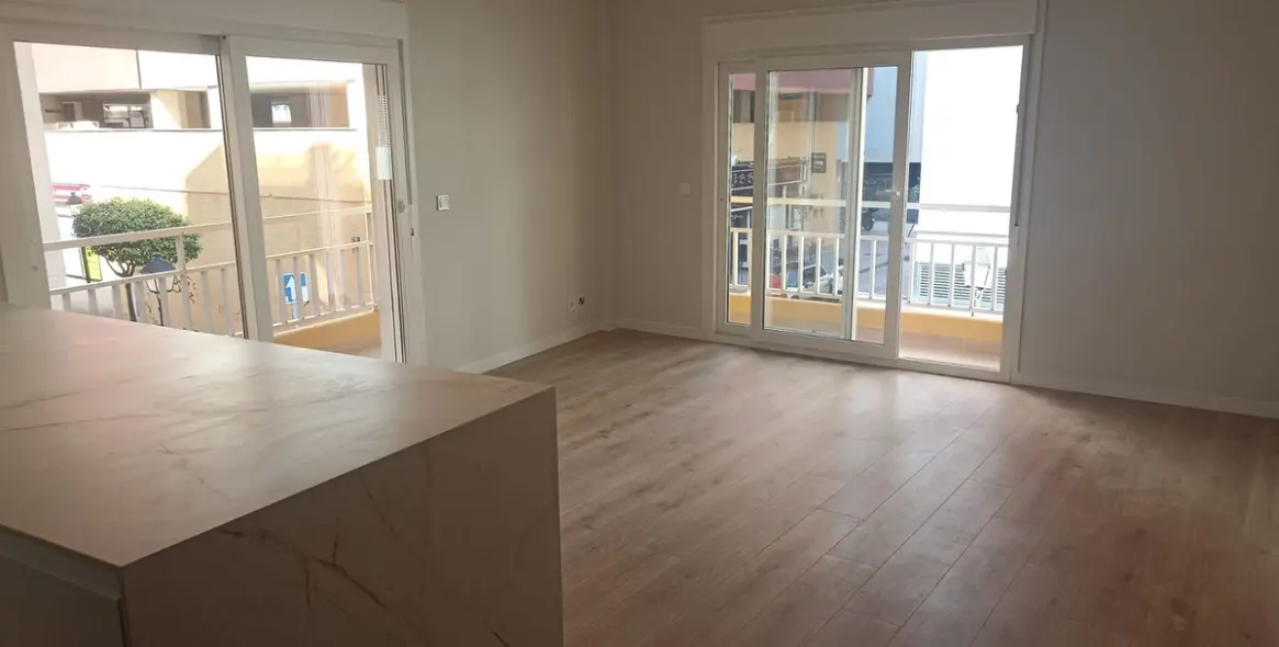 Sale of middle floor apartment in Fuengirola 1