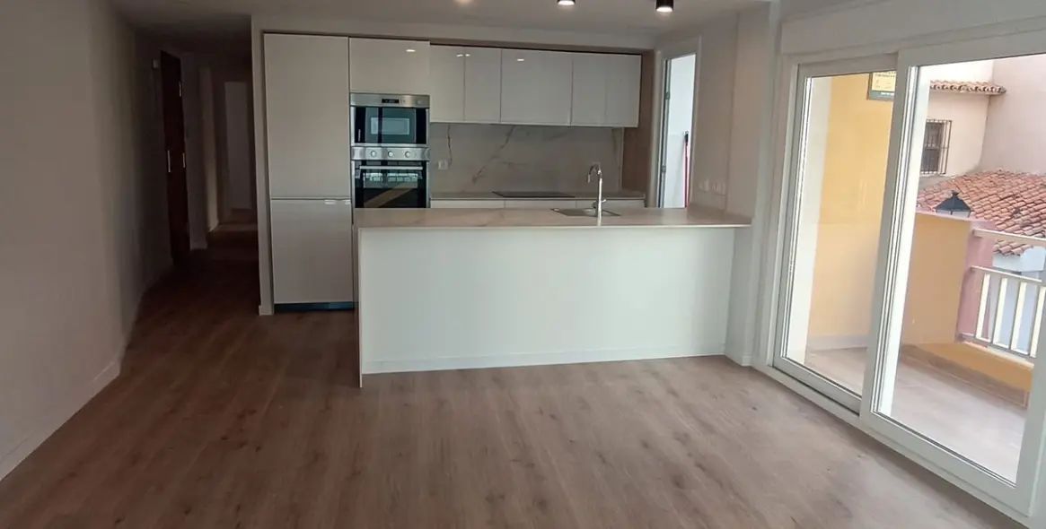 Sale of middle floor apartment in Fuengirola 2