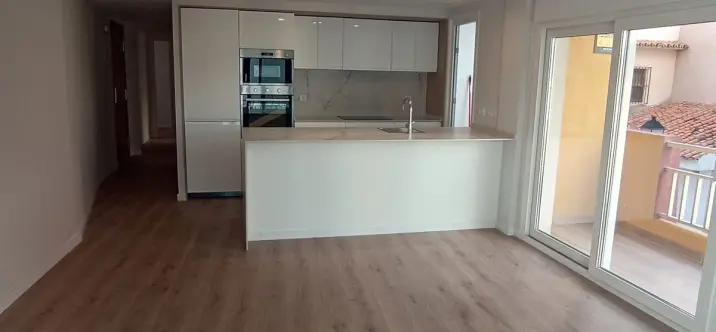 Sale of middle floor apartment in Fuengirola 1