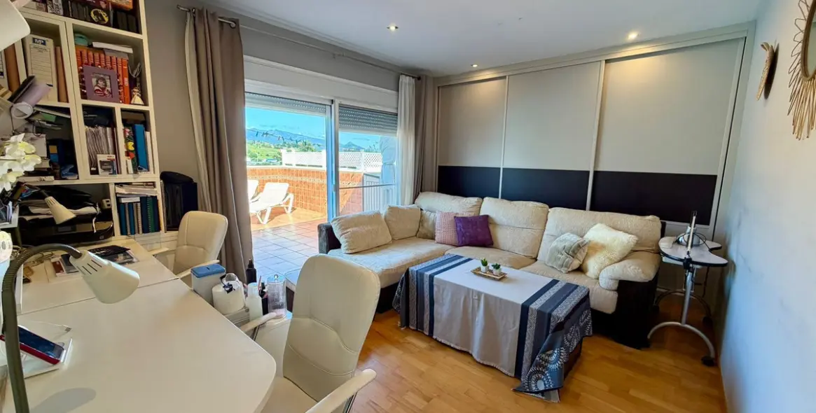 Sale of penthouse in Estepona 2