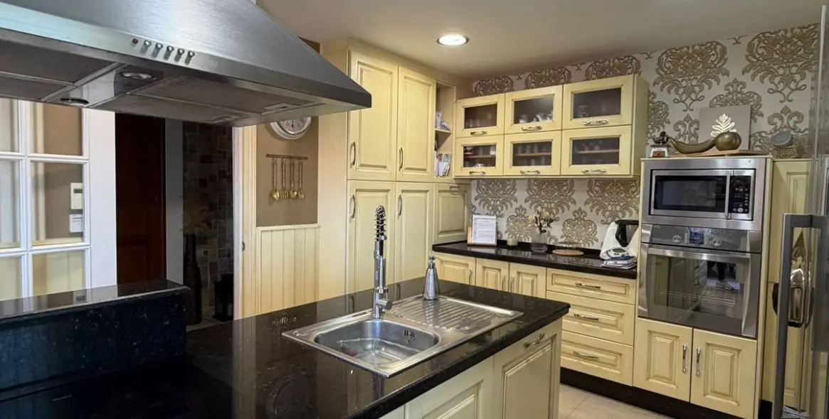 Sale of penthouse in Estepona 12