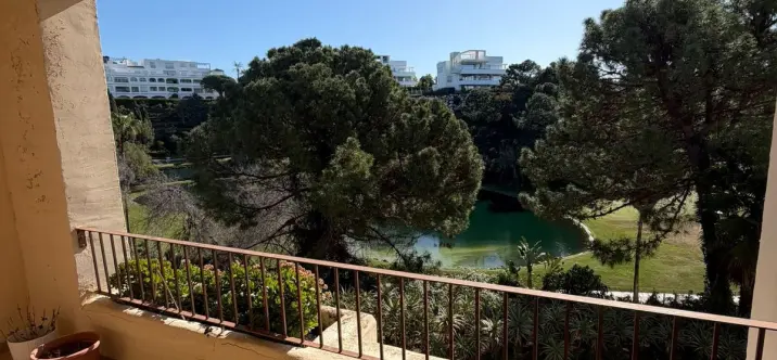 Sale of middle floor apartment in La Quinta 0