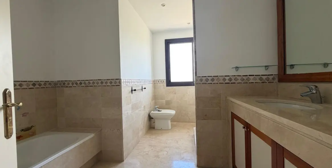 Sale of middle floor apartment in La Quinta 17