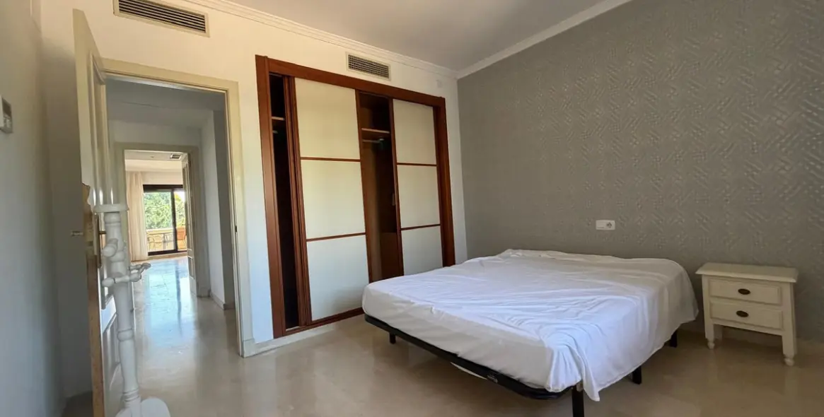 Sale of middle floor apartment in La Quinta 18