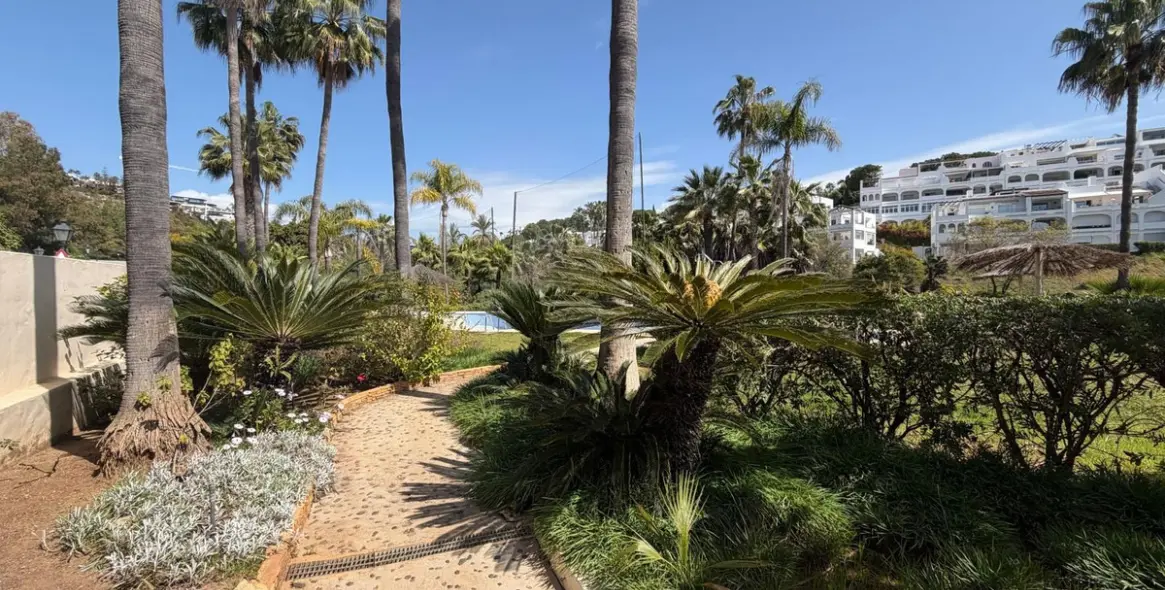 Sale of middle floor apartment in La Quinta 23