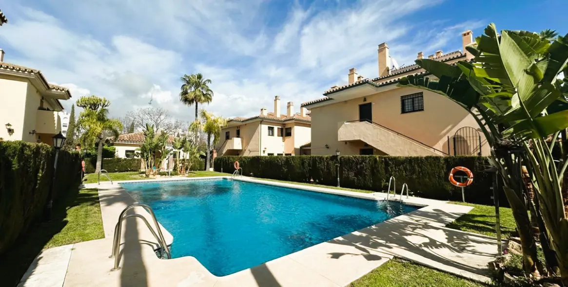 Sale of ground floor apartment in San Pedro de Alcántara 25