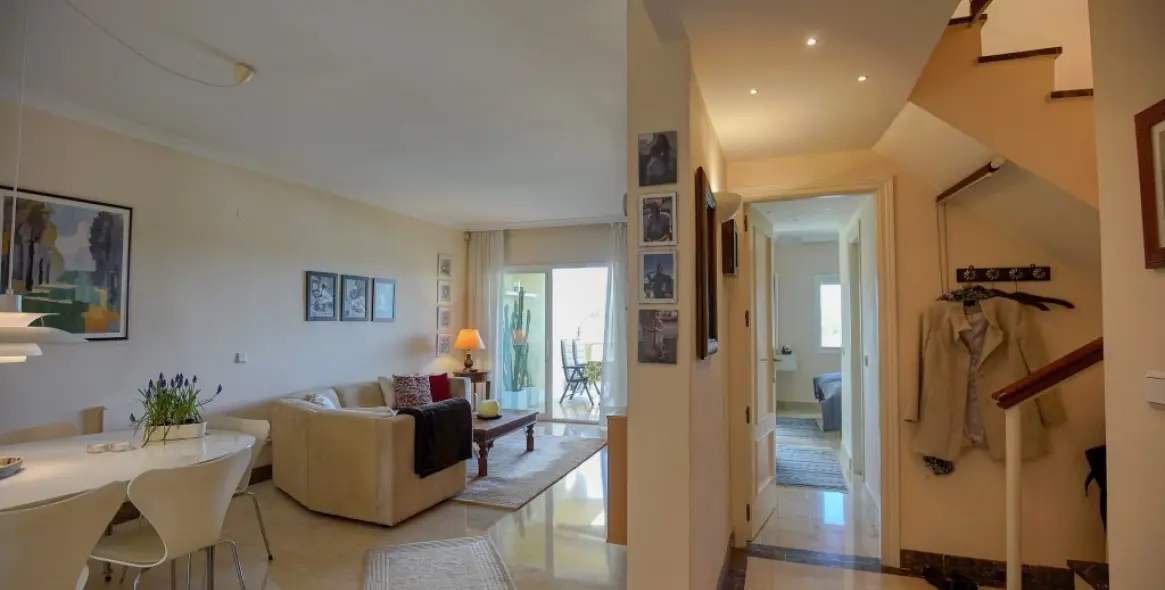 Продажа двухуровневого пентхауса в Estepona 1