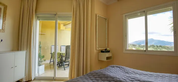 Продажа двухуровневого пентхауса в Estepona 1