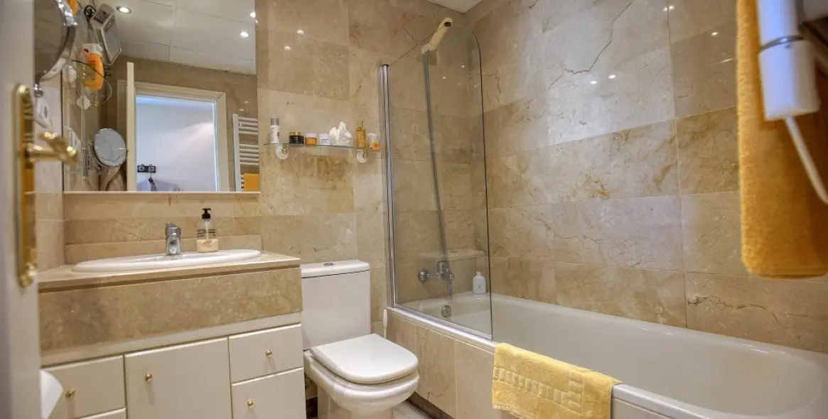 Продажа двухуровневого пентхауса в Estepona 15