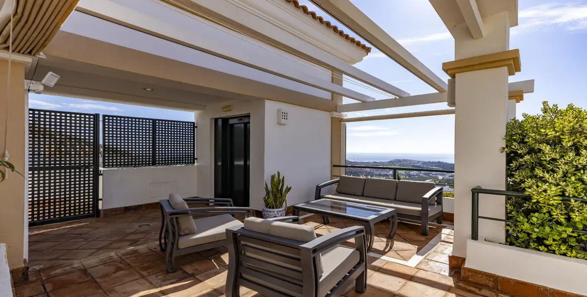 Sale of penthouse in Doña Julia 31