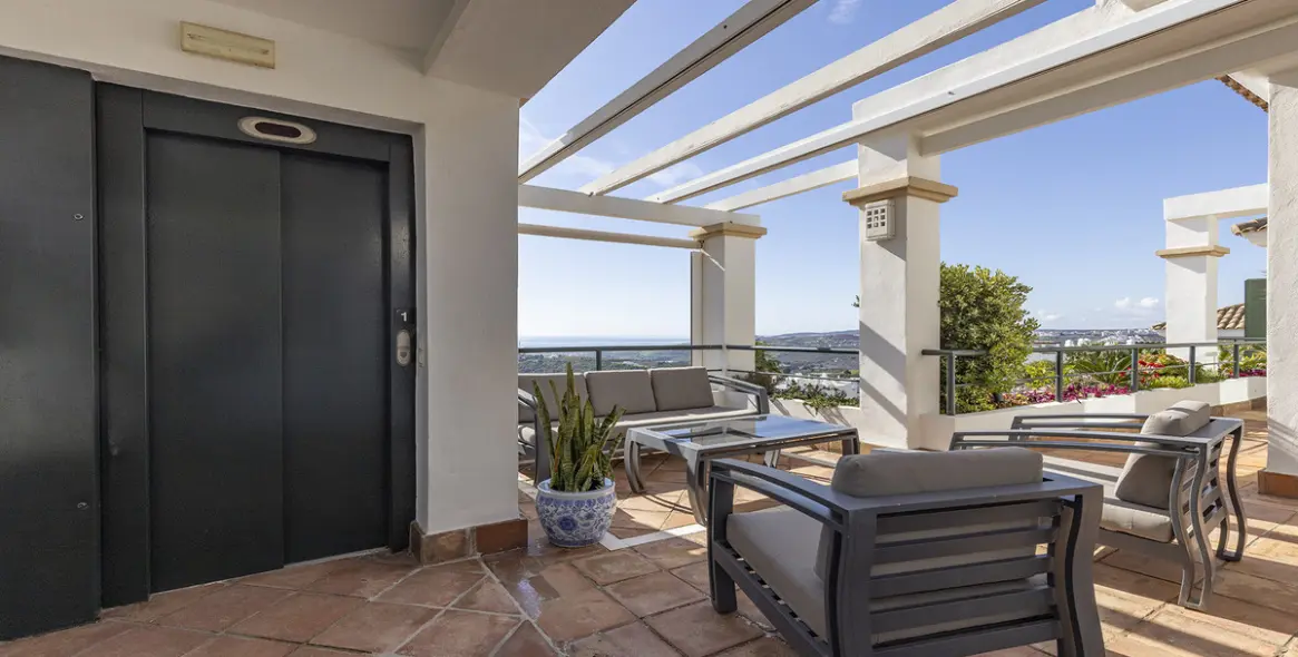 Sale of penthouse in Doña Julia 33