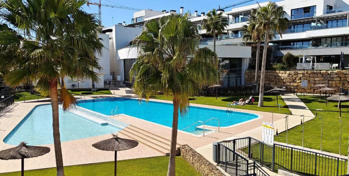 Venta de apartamento en planta media en Estepona 1