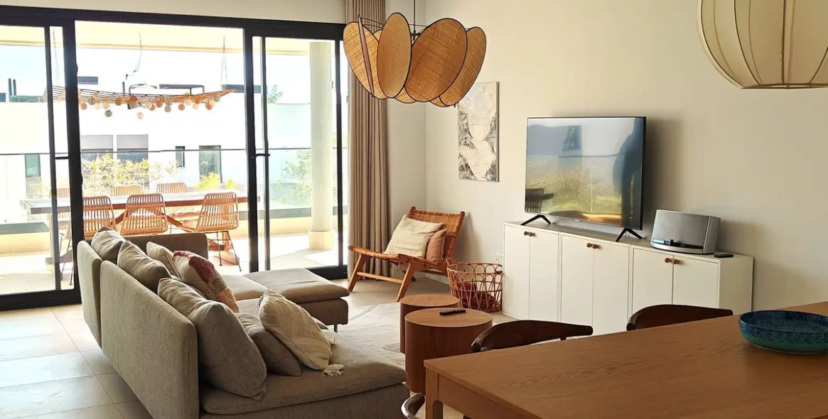 Venta de apartamento en planta media en Estepona 2