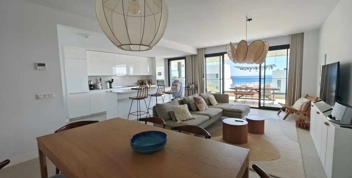 Venta de apartamento en planta media en Estepona 3