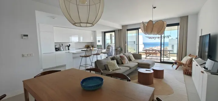Venta de apartamento en planta media en Estepona 2