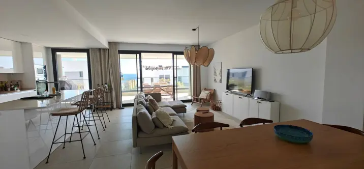 Venta de apartamento en planta media en Estepona 3