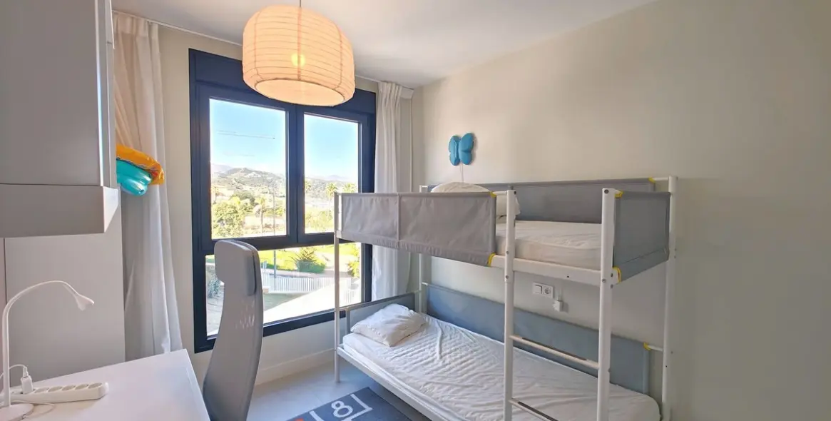Venta de apartamento en planta media en Estepona 11