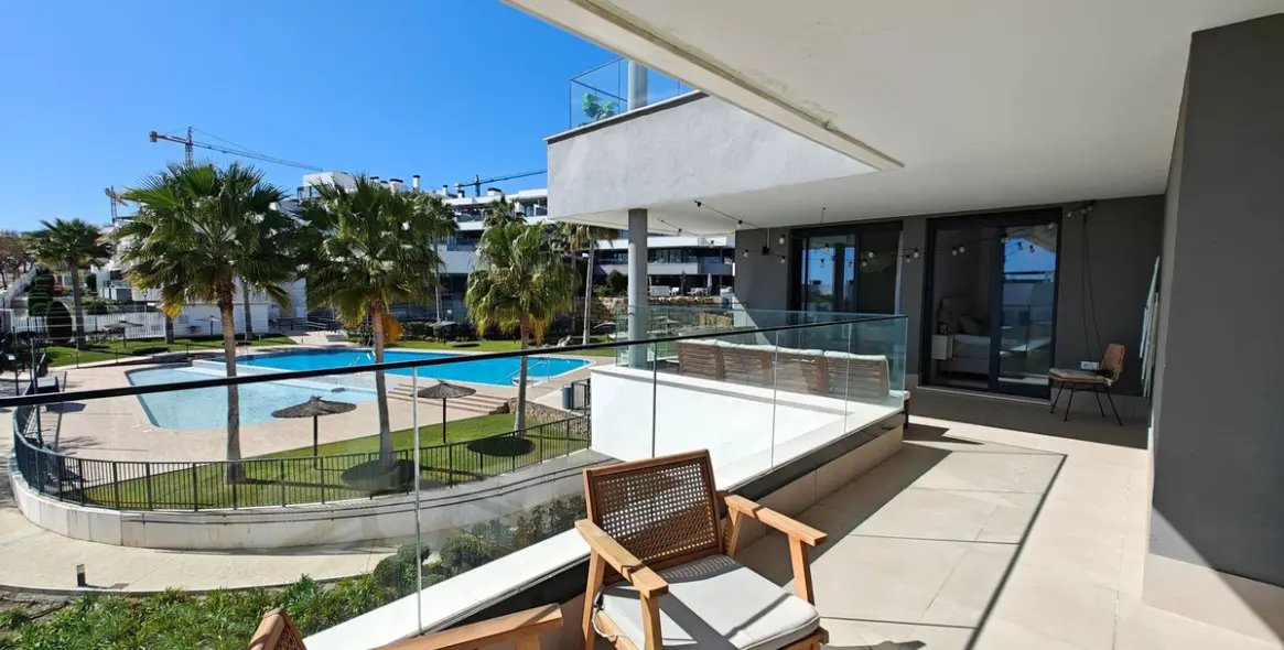Venta de apartamento en planta media en Estepona 12
