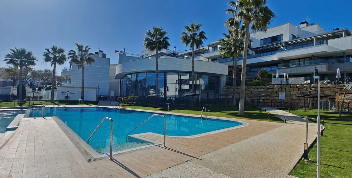 Venta de apartamento en planta media en Estepona 15