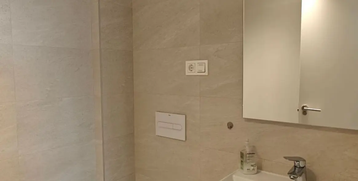 Venta de apartamento en planta media en Estepona 17