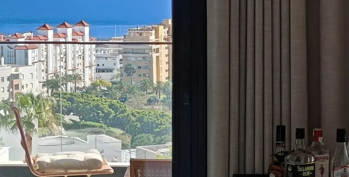 Venta de apartamento en planta media en Estepona 18