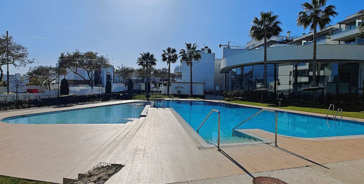 Venta de apartamento en planta media en Estepona 20