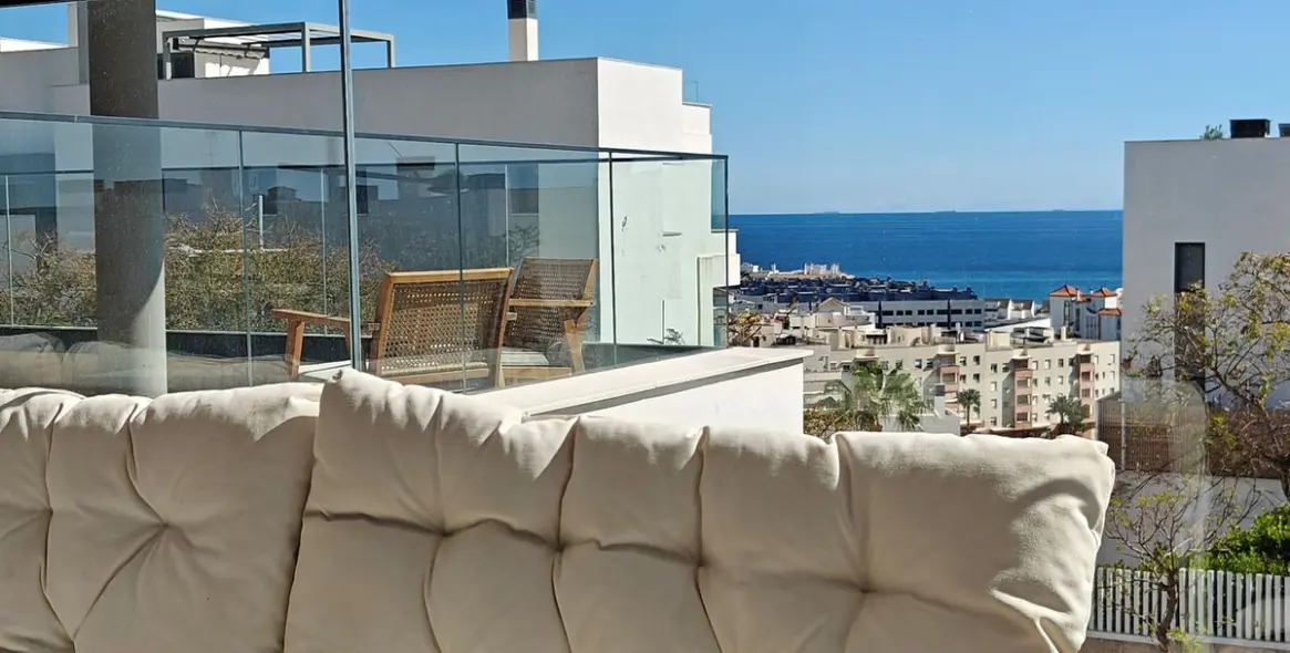 Venta de apartamento en planta media en Estepona 22