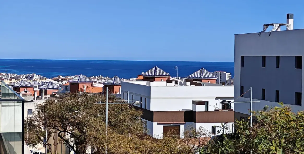 Venta de apartamento en planta media en Estepona 25