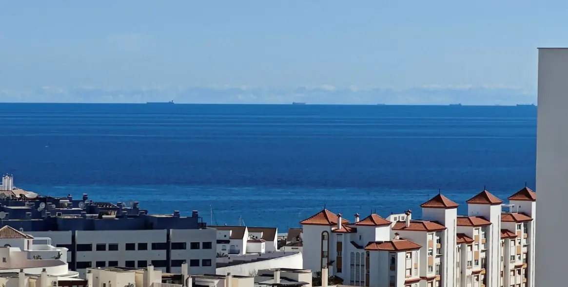 Venta de apartamento en planta media en Estepona 26