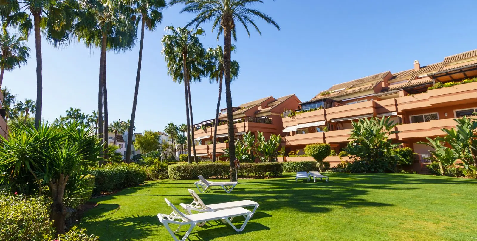 Venta de apartamento en planta baja en Puerto Banús 1