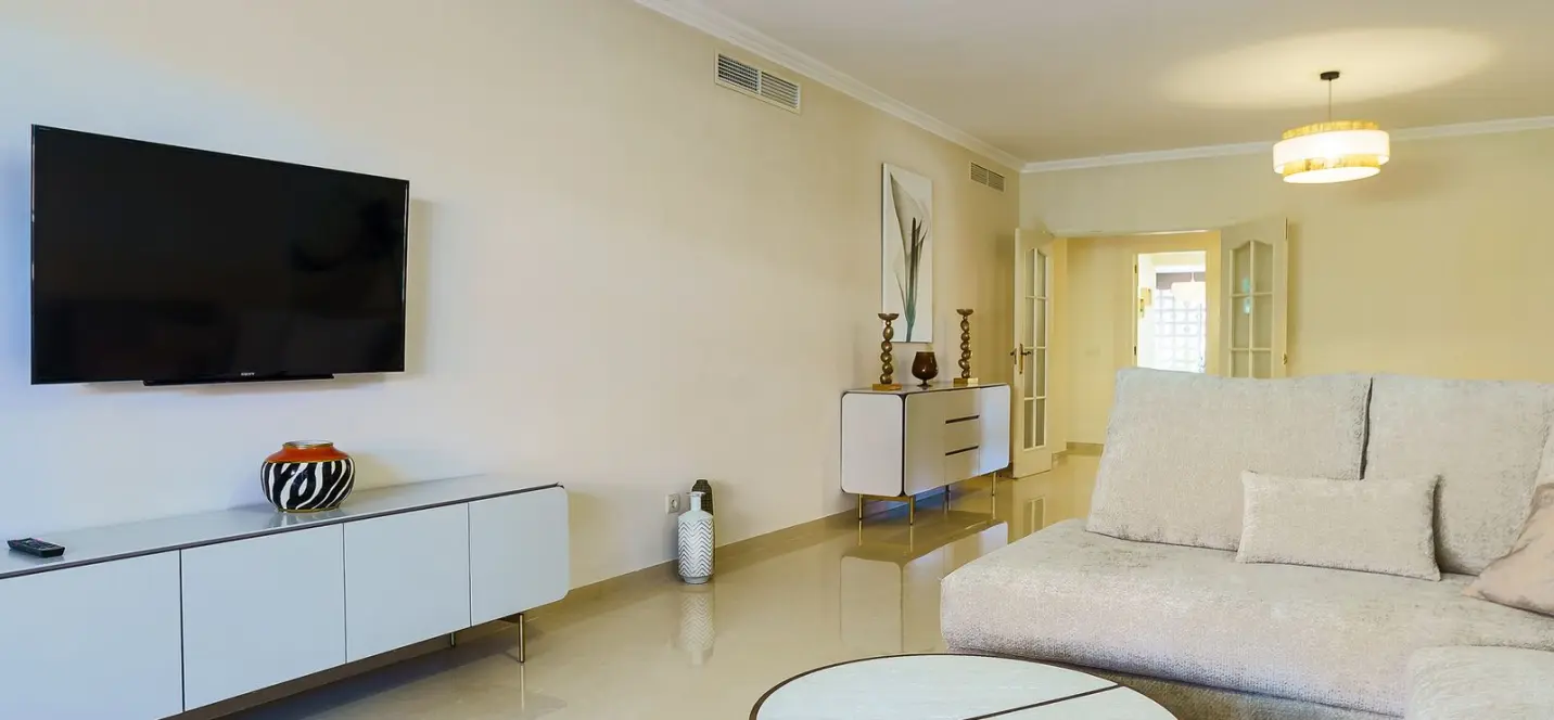 Sale of ground floor apartment in Puerto Banús 2