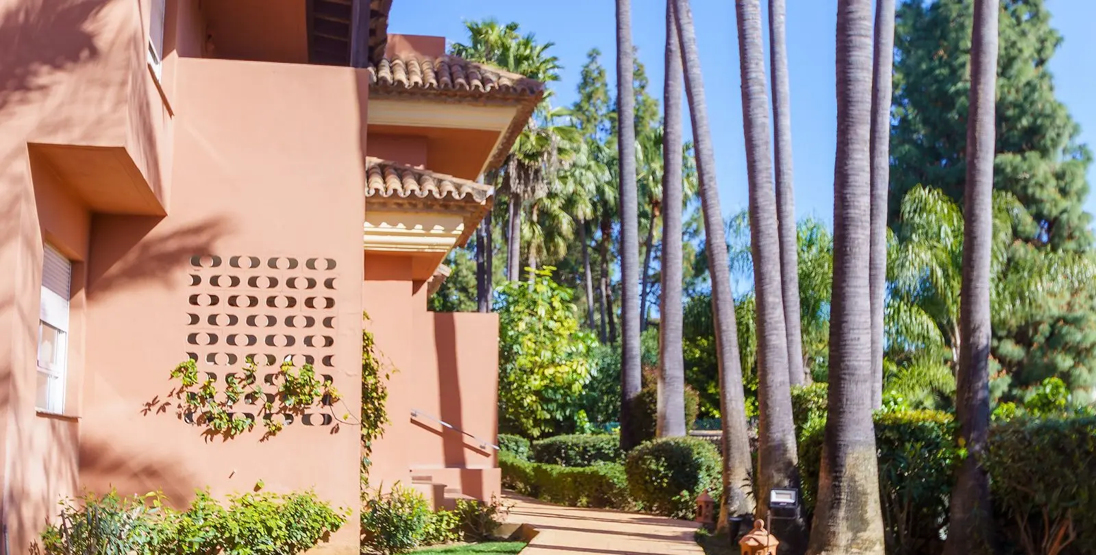 Venta de apartamento en planta baja en Puerto Banús 19