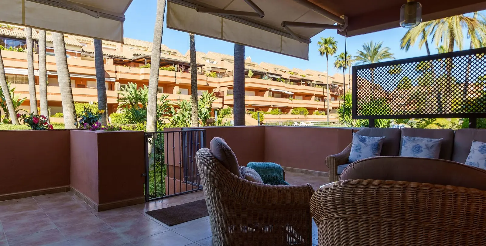 Venta de apartamento en planta baja en Puerto Banús 22