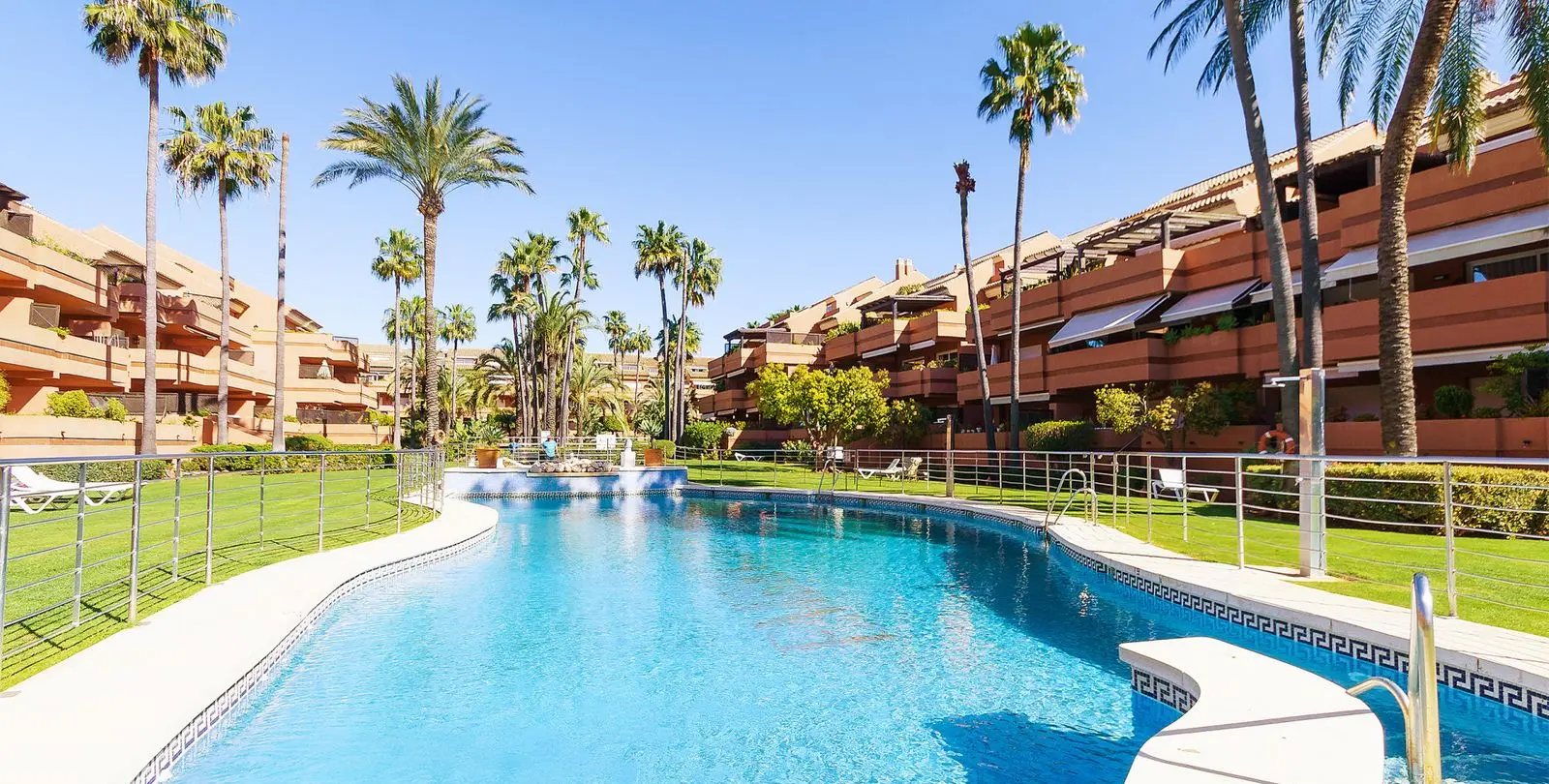 Venta de apartamento en planta baja en Puerto Banús 24