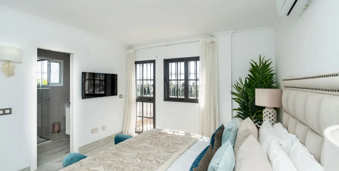 Продажа  отдельно стоящей виллы в El Paraiso 15