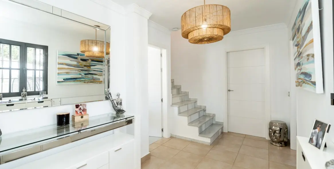 Продажа  отдельно стоящей виллы в El Paraiso 21