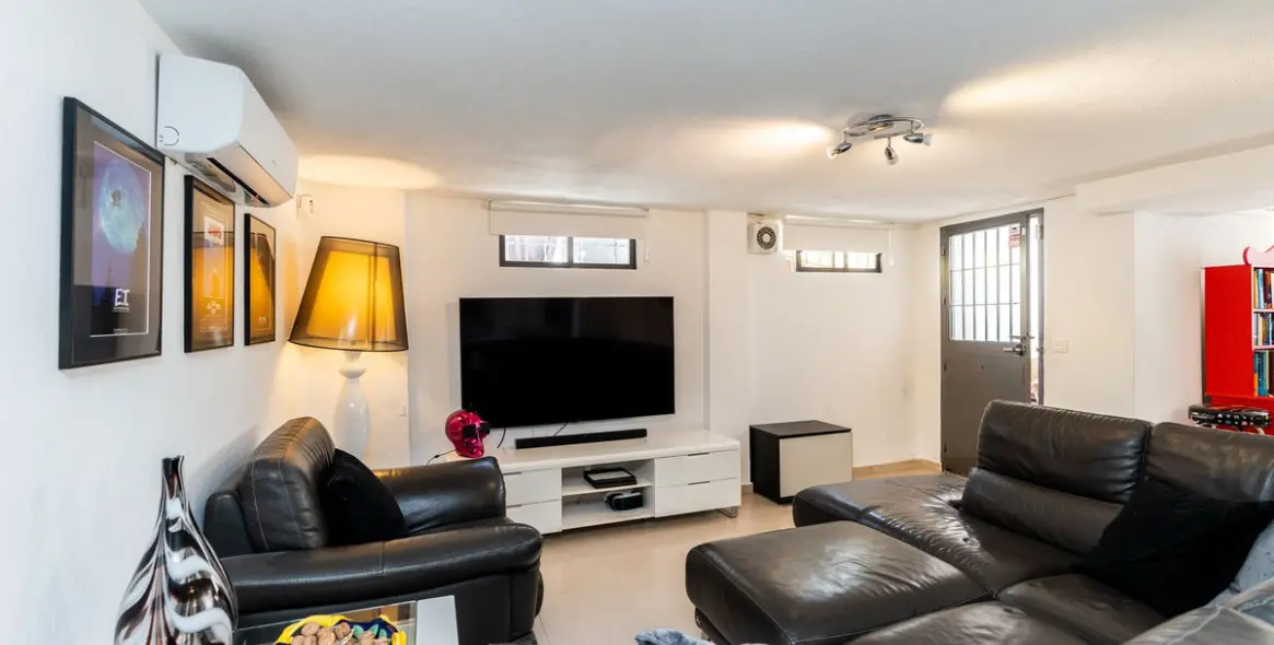 Продажа  отдельно стоящей виллы в El Paraiso 32