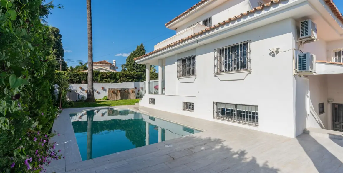 Продажа  отдельно стоящей виллы в El Paraiso 40