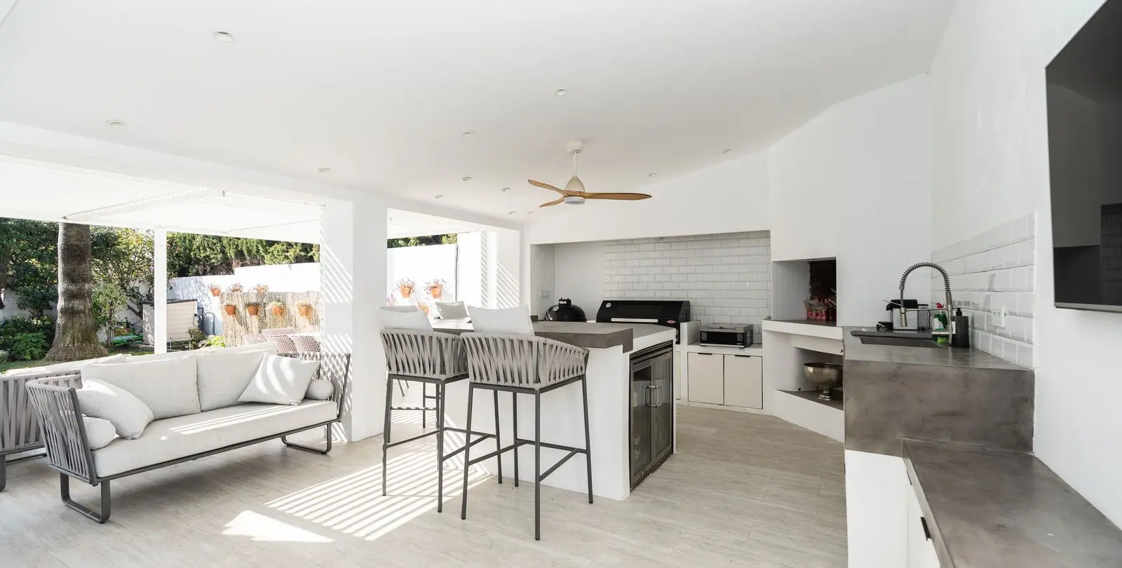 Sale of detached villa in El Paraiso 2