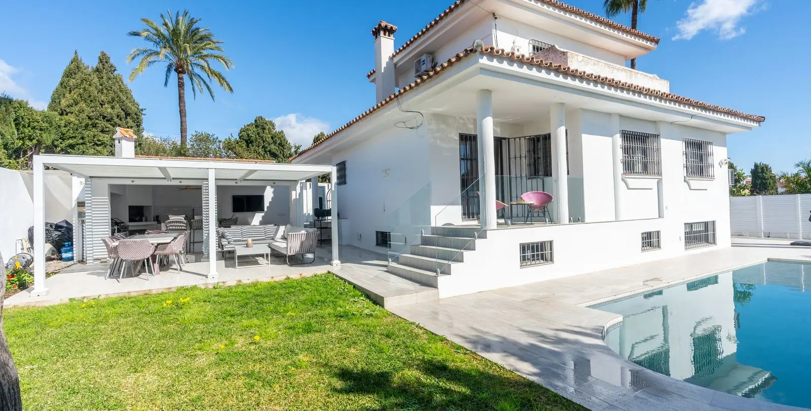 Sale of detached villa in El Paraiso 3