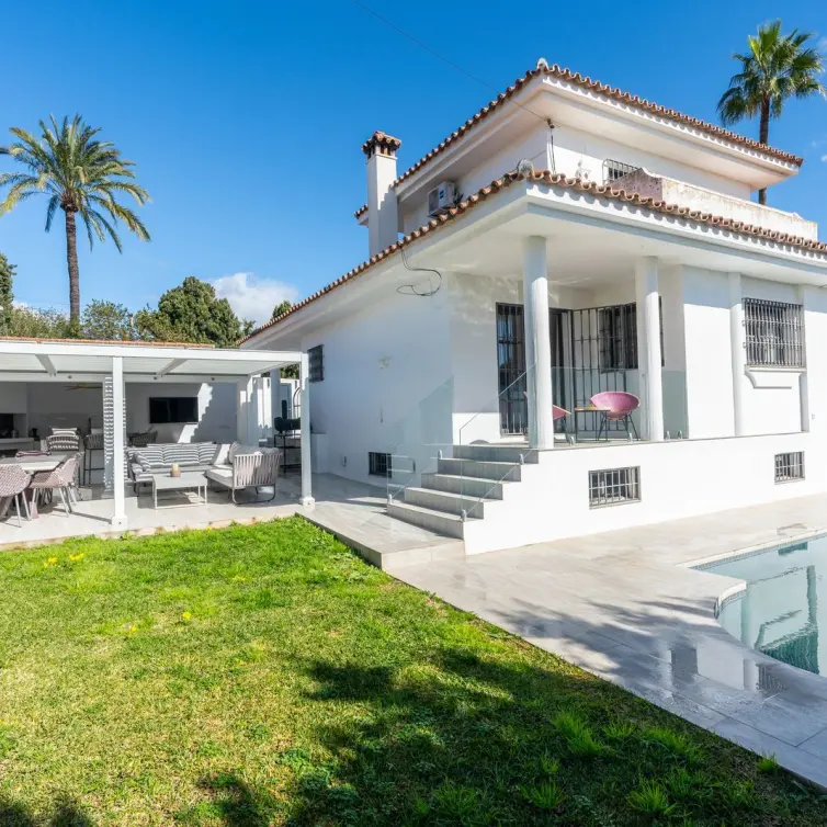 Sale of detached villa in El Paraiso