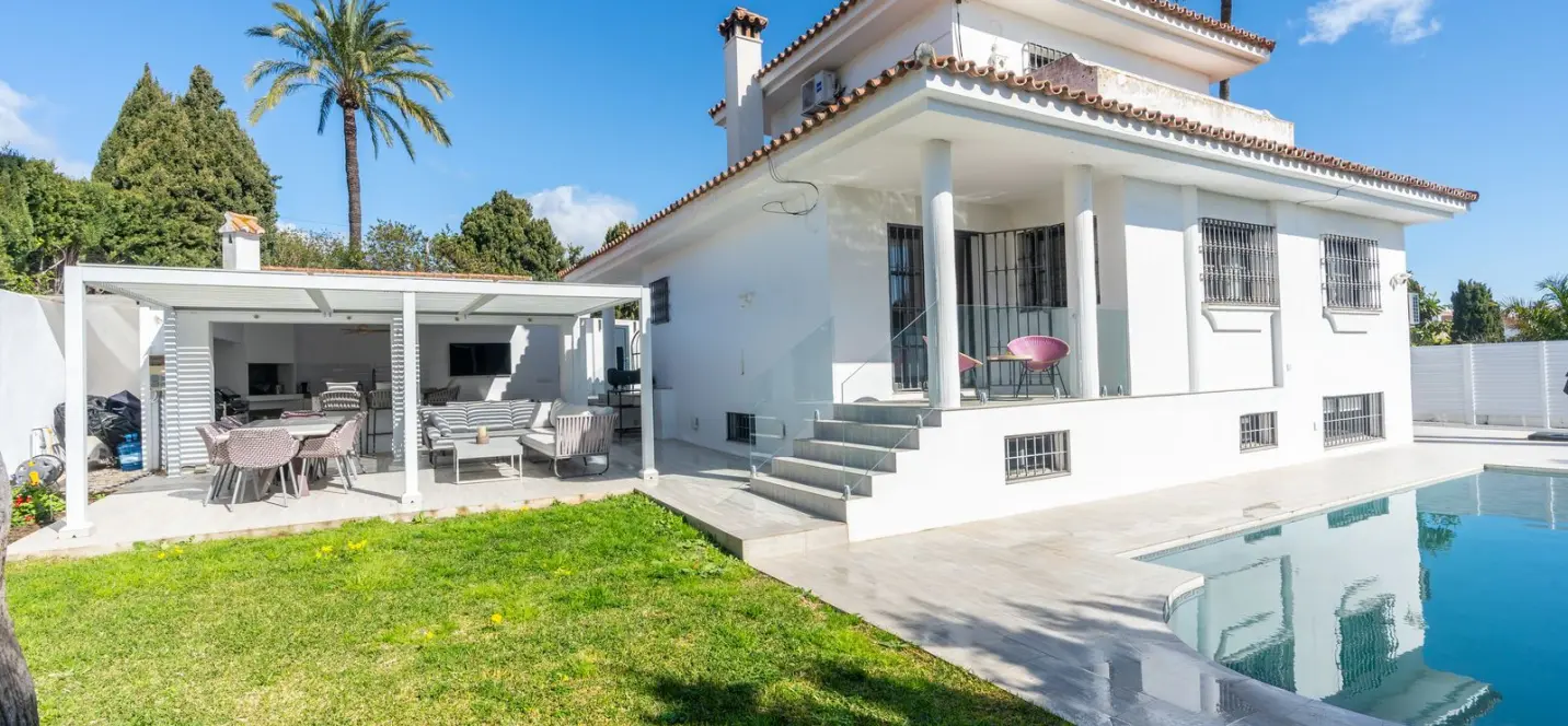 Sale of detached villa in El Paraiso 2