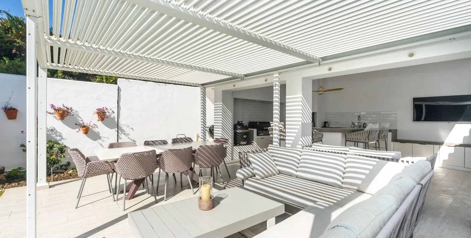 Sale of detached villa in El Paraiso 5