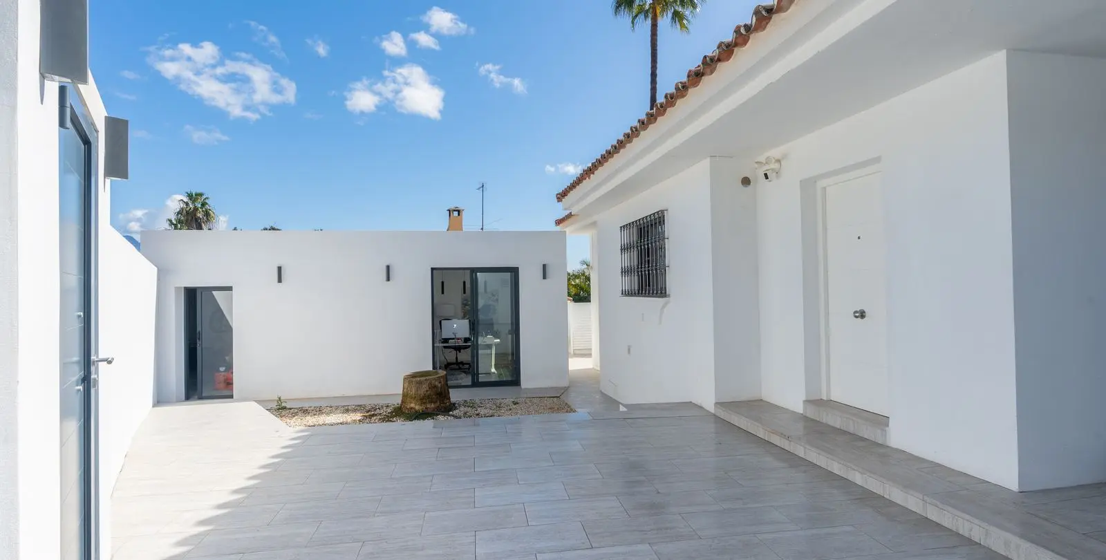 Sale of detached villa in El Paraiso 7