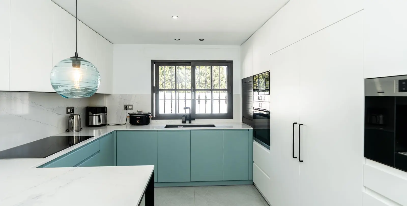 Sale of detached villa in El Paraiso 12