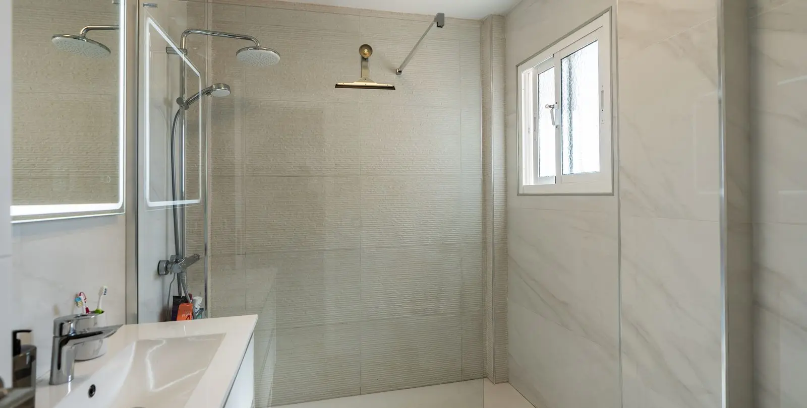 Sale of detached villa in El Paraiso 20